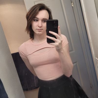 |🔞| 23 y/o trans camgirl content creator | PhD in sharkonomics 🦈 | me and my friends do the sex online! | OF: evieevie00 |