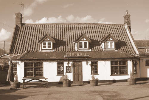 Traditional pub on the Norfolk Broads offering excellent food and real ales. Child & dog friendly with a large beer garden. Close to Salhouse broad.