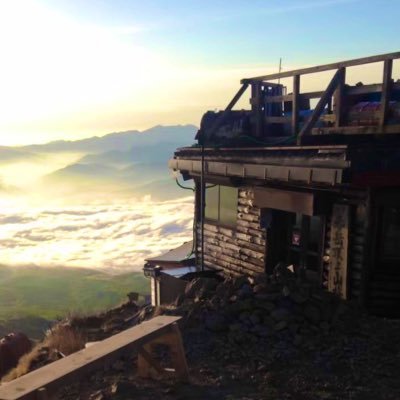 標高2899m 八ヶ岳主峰赤岳の頂上にある山小屋/現地から最新情報をお届けします!/2025年営業期間6/21(土)〜10/19(日)/ご予約・お問い合わせ090-3072-2899/赤岳頂上山荘は本沢温泉@honzawa2150が運営 /インスタhttps://t.co/9lWLXzvYDr