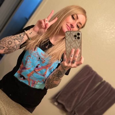 Just a girl that loves to game, drink, rave, and enjoy everything life has to offer! SharkaFox 💜