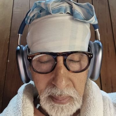 stoptse's profile picture. she/her