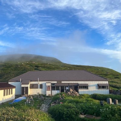 山形県にある月山の佛生池小屋からのつぶやきです。朴訥とした東北の山男主人とちゃきちゃきしてない元江戸っ子の女将で営む山小屋です。
DM確認しておりませんm(._.*)m
ご予約お問い合わせはHPにある電話番号までお願いいたしますm(._.*)m