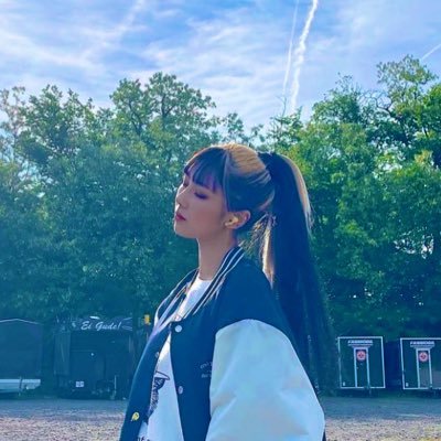 DubuJiaxin's profile picture. waiting for the twice candy pop MV van to crash into my home and run me over ❤️