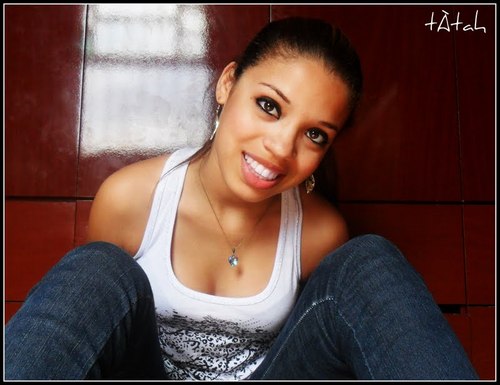 Brincalhona, feliz, sonhadora, companheira,  sincera, amiga... Fallow-me (: