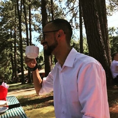 Psicoterapeuta, músico, historiador especialista em tudologia.