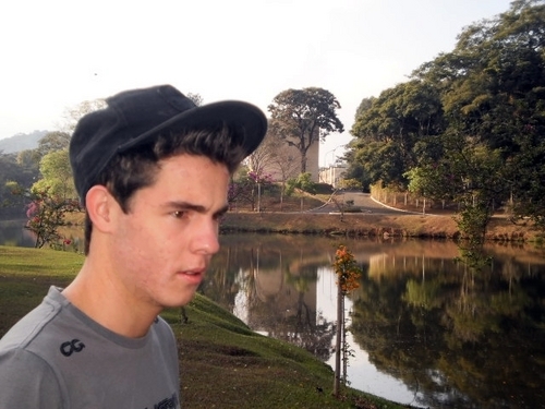 Sou Vascaíno, gosto de jogar bola, tenho 16 anos, estou cursando o Ensino Médio  * E sou Feliz */