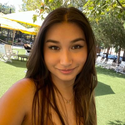 super cool gamer girl who is definitely good at games