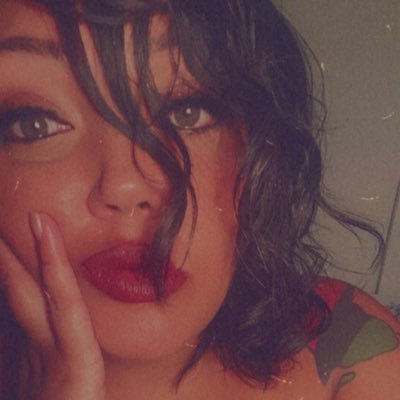 bombCHELLz's profile picture. They say mermaids drink free... 🧜‍♀️