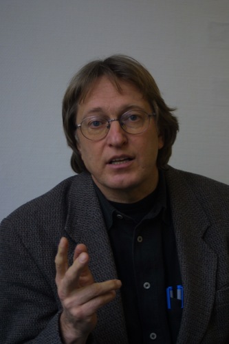 Psychoanalytiker und Psychologischer Psychotherapeut in eigener Praxis; Professor für Sozialpsychologie an der Uni Frankfurt, Verleger des Psychosozial-Verlages