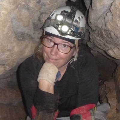 #animation #professor | #author of textbooks & #fiction novels. 🏳️🌈
Loves #caves, motorcycles, coffee.
Afraid of #drowning. And frogs.
#thriller