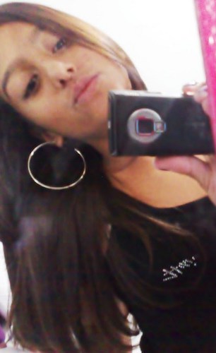 A morena dos olhos escuros que faz de tudo pra torna cada minuto da sua vida uma felicidaade '-'