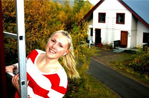 Har ett kärleksfullt se-men-inte-röra-förhållande till naturen som tyvärr inte är ömsesidigt. Gillar ganska många saker men vill oftast mest gå och lägga mig.