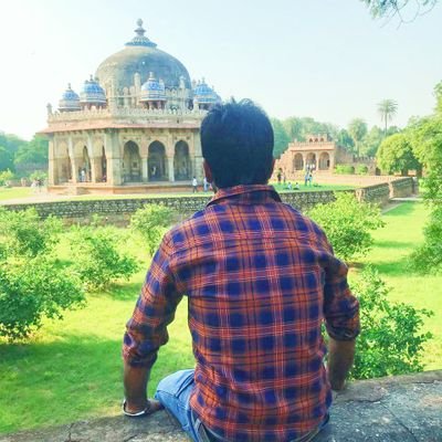 कौन कहता है की #खुदा दिखाई नहीं देता...!
एक वही तो दिखता है जब कोई दिखाई नहीं देता...!