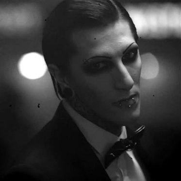 She/her.
Gothgirl.
Obsessed w/ @miwband n @chrismotionless basically a MIW fanpage 🖤 GHD ✨