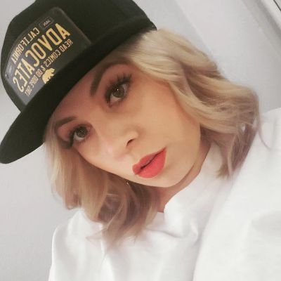 A girl who enjoys reading comics and going on crazy nerd adventures with her sexy nerd. 🤪🤭🥰
