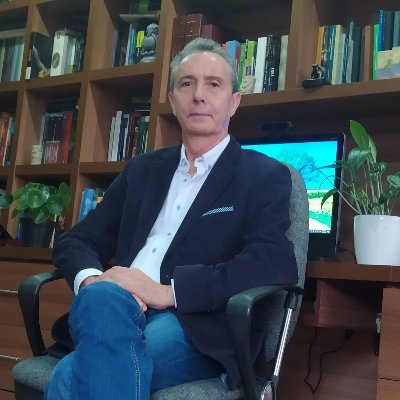 Sociólogo y Magister en Derecho. Profesor a nivel de posgrado en derecho laboral público y seguridad social en pensiones. Autor de varios libros en estas áreas.