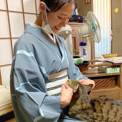 横浜で日本舞踊の先生をしています👘 お稽古の事、日舞や伝統芸能の事、たまに犬猫や日常など呟きます。頑張る女性の憩いの場になりたい！自分磨きのお手伝いがしたい！無料体験随時受付！着付け・着付け教室・出演依頼もお待ちしてます！出張も応相談！日芸卒。日本舞踊協会。正派若柳流師範。