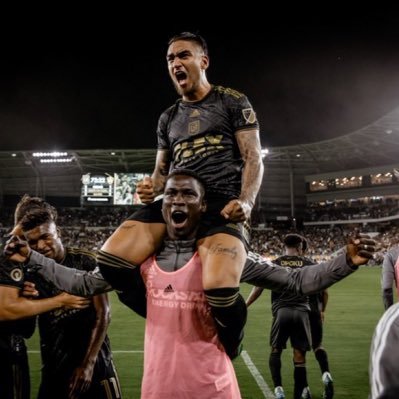 LA är svart och guld. supportrar sköldmästare 2019, 2022 🥇🥇 MLS CUP mästare 2022🏆 LAFC 🇺🇸