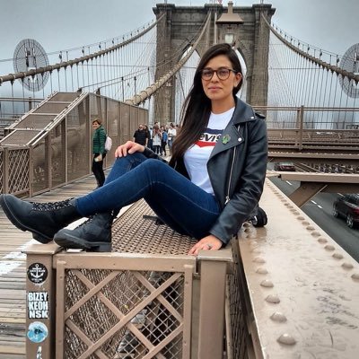 Senior Accountant. Escribo poemas, soy viajera, me gusta la bici, tengo un taller de bicis @tangyindustries por IG. Amo la música en general. Minca 🐶