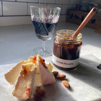 Soy @simpleyhonesto y me pinto emprender… Vinos • Quesos • Dulces Hacemos Cajas felices Zona Norte IG @winecheesejam