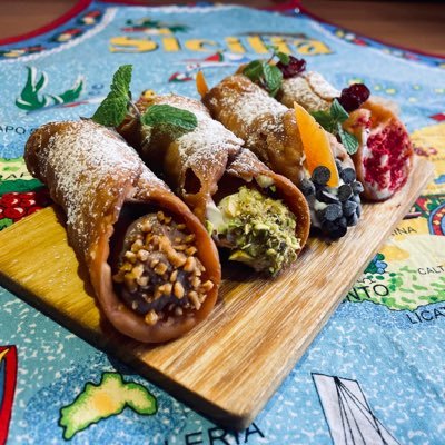 Cannolo_Cannoli's profile picture. 岐阜発・シチリア修行シェフのカンノーリ専門店。岐阜とイタリアの素材を活かした本場の味を全国へ。アニメ・アイドル・キャラとのコラボも受付中。ご注文・お問い合わせは📩DMまたは公式サイトより → https://t.co/5QmDiTeg0Z