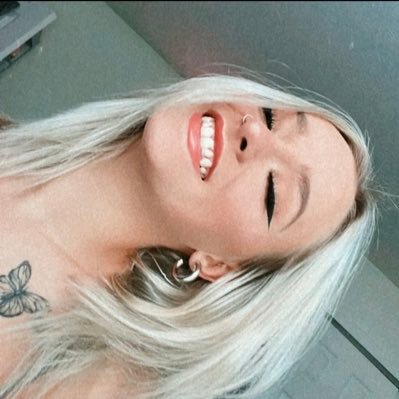 zoelaverneeeee's profile picture. old account got hacked :(