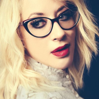 Cantautora Venezolana. Artista multifacética y diseñadora de Modas. Actualmente vive en México grabando su tercer disco como solista.