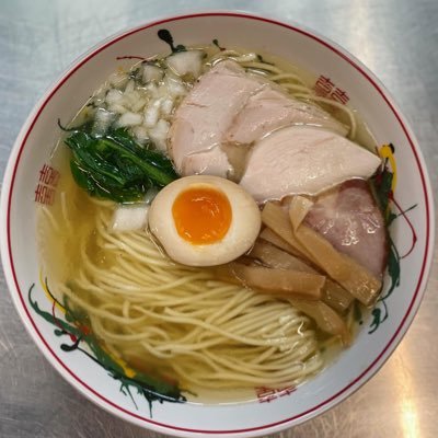 ポーランドのワルシャワのラーメン屋で日々ラーメン作ってます。ラーメン、ヴィーガンラーメンを提供してます。お客に喜ばれる最高の一杯を。