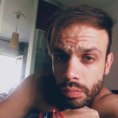 Φοιτητής, στο τμήμα μηχανολόγων μηχανικών πολυτεχνικής σχολής και οι πολιτικές μου πεποιθήσεις είναι νέα δημοκρατία-ΟΝΝΕΔ