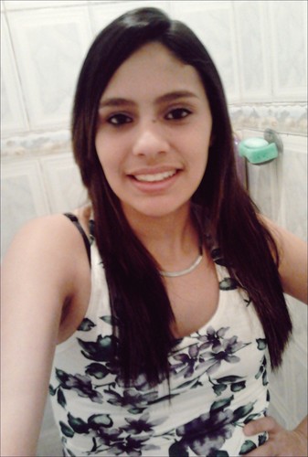 Faço caretas. Falo muito. Rio à toa. Sou esquisita. Sou irritante. Sou exagerada. Sou assim e não mudaria por nada.
#Follow õ/