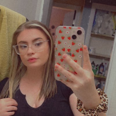 _kayleebee_'s profile picture. simping for @thevlvtundrgrnd 💖