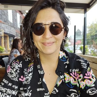 Cuando nací, le guiñé el ojo a la matrona. Lo lesbiana y marginal no me lo quita nadie.
El feminismo es el camino, la verdad y la vida.