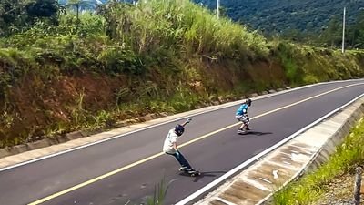Downhill skateboard de Panamá -

Bombing curvas tropicales -

Pushing mente y cuepo -

Disfrutando del paseo.