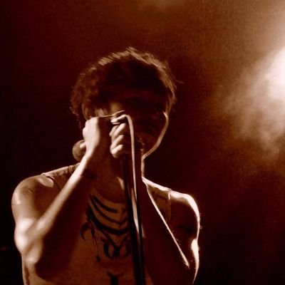 Youtubeでギターを弾いたり歌ったり打ち込みしたりしてます
生沢佑一さん(TWINZER)の歌声をこよなく愛しています
90年代のBeing系やHR/HMが好きです
カバー写真のギターは右のネオン以外中華製なのです