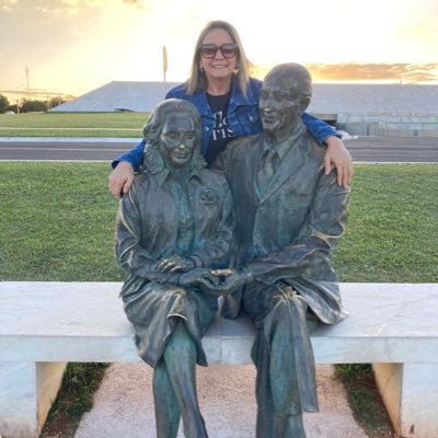 Sou professora 👩🏫 de Língua Portuguesa e Literatura das redes Estadual e Municipal em Fortaleza-Ce . Sou de Esquerda , Lulista e luto por um país melhor !
