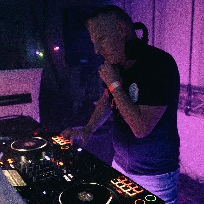 I DJ around the UK and play a selction of House & Oldskool beats!
https://t.co/q5yjyvw1WC
https://t.co/1idlTSiT05
