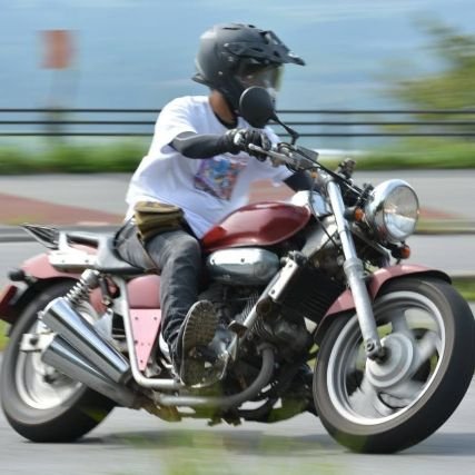 事故ってフレームをだめにしたVツインマグナをニコイチにして修理。CRM80とKLX250にも乗ってる。FLSTCもたまーに。キャンプもする。ヨハネのリトルデーモン😈