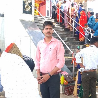 स्वतंत्र विचारों का समर्थक, जिसके विचार सार्थक है ।