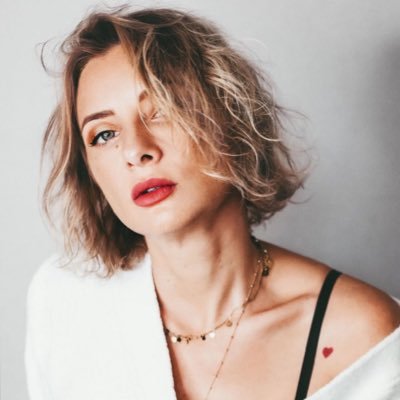 CelineHolynski's profile picture. Comédienne, Humoriste, Scénariste, romancière et aussi vidéos sur YouTube 😃😃On s'y retrouve ?