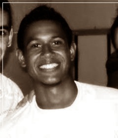 moreno, cabelo preto, e pá e barui ;D