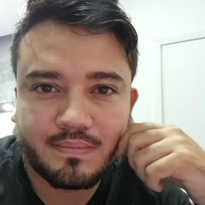Un día decidí hacer bailar a la gente y comence a ser Dj
-Melomano
-Amante de viajar y del buen comer