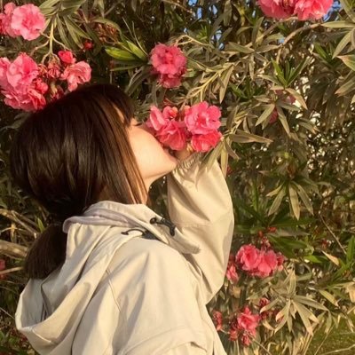 لا أحتمل الركون طويلاً على رف..وانا امرأةٌ لها جناحان, سرعان ما تطير.