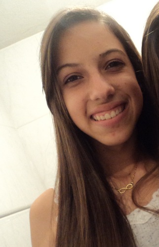 Geminiana, 14 anos, chata, sonhadora, teimosa, malukinha, irritante, alegre, simpática! Enfim aquela que precisa do seu sorriso pra ser feliz!  #Follow me!