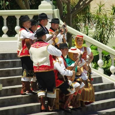 El 3 de noviembre de 1993, un grupo de amigos de La Orotava, se deciden en formar una parranda de lo divino. AGRUPACIÓN FOLKLÓRICA OROVAL.