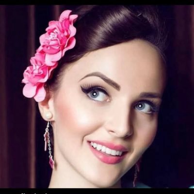 صديقة القَمر ، أبنة الشْمس ، بينَ الغيوم وَ لآ أرضى بما دُون النُجوم ✨