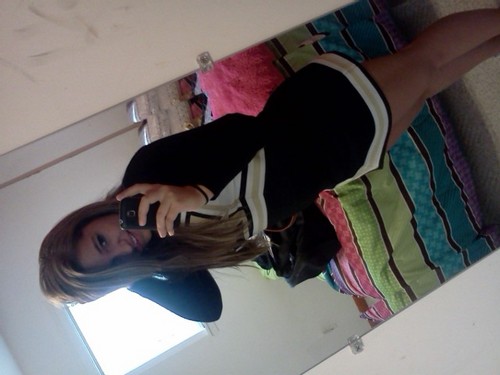 my name is ali (: .. im 14 yrs . old .. i have LOTS of friendss . :) im a cheerleader . and have good grades .. in beta .. and student council