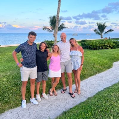 👨‍👩‍👧‍👦.🥎🏒.🌊☀️🌴.💪.👩‍💼