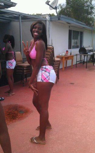 Evette17's profile picture. At da house chillin wit da fam wat it is twitter