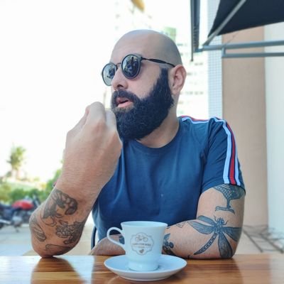 Sommelier de cream cracker. Perito em capacidade volumétrica de Tupperware e outras vasilhas. Fiscal do uso inadequado de literalmente. Não grite.