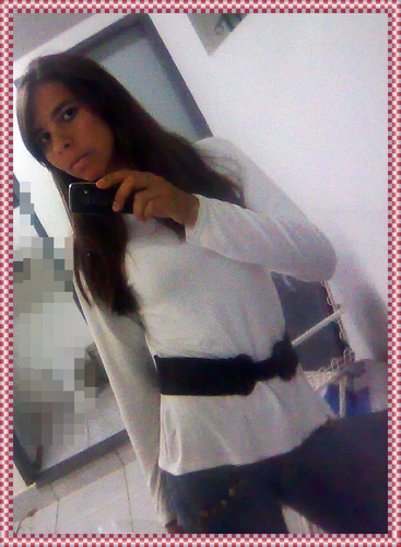 α meninα do sorriso sincero; dα risαdα esquisitαα; dos sonhos impossiveis; dα esperαnçα interminαvel; dα insegurαnçα constαnte; dos αmigos peerfeitos Everton C